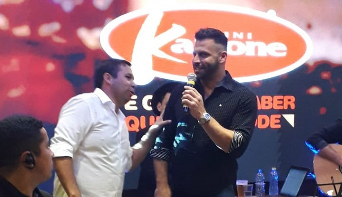 Com o ator Henri Castelli, Drive thru do Mini Kalzone é inaugurado em Tubarão