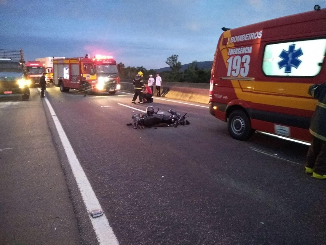 Motociclista colide em caminhão atingido por incêndio na BR-101 em Pescaria Brava