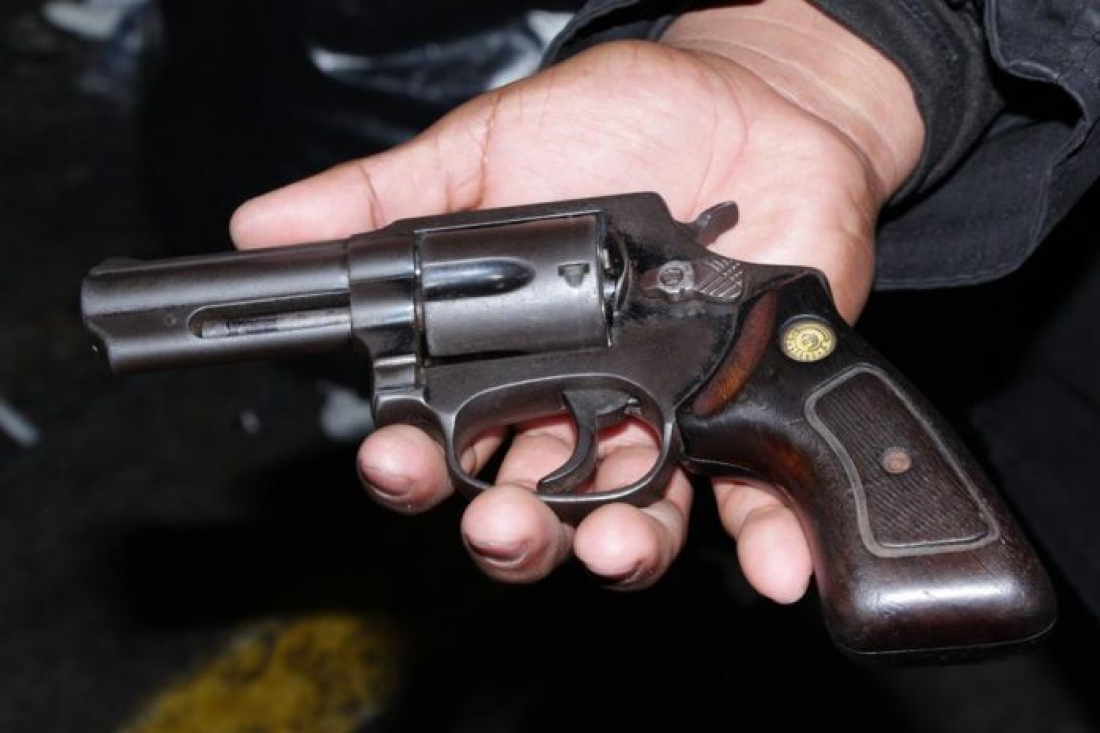 Casal é preso por porte ilegal de arma de fogo em Tubarão