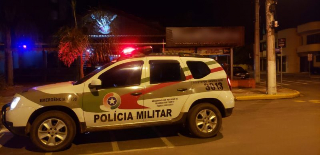 Dupla armada rende clientes e funcionários durante assalto em restaurante em Araranguá