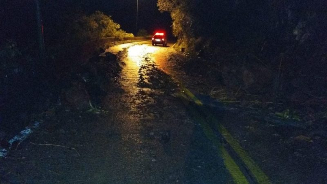 Queda de barreira deixa a Serra do Rio do Rastro em meia pista