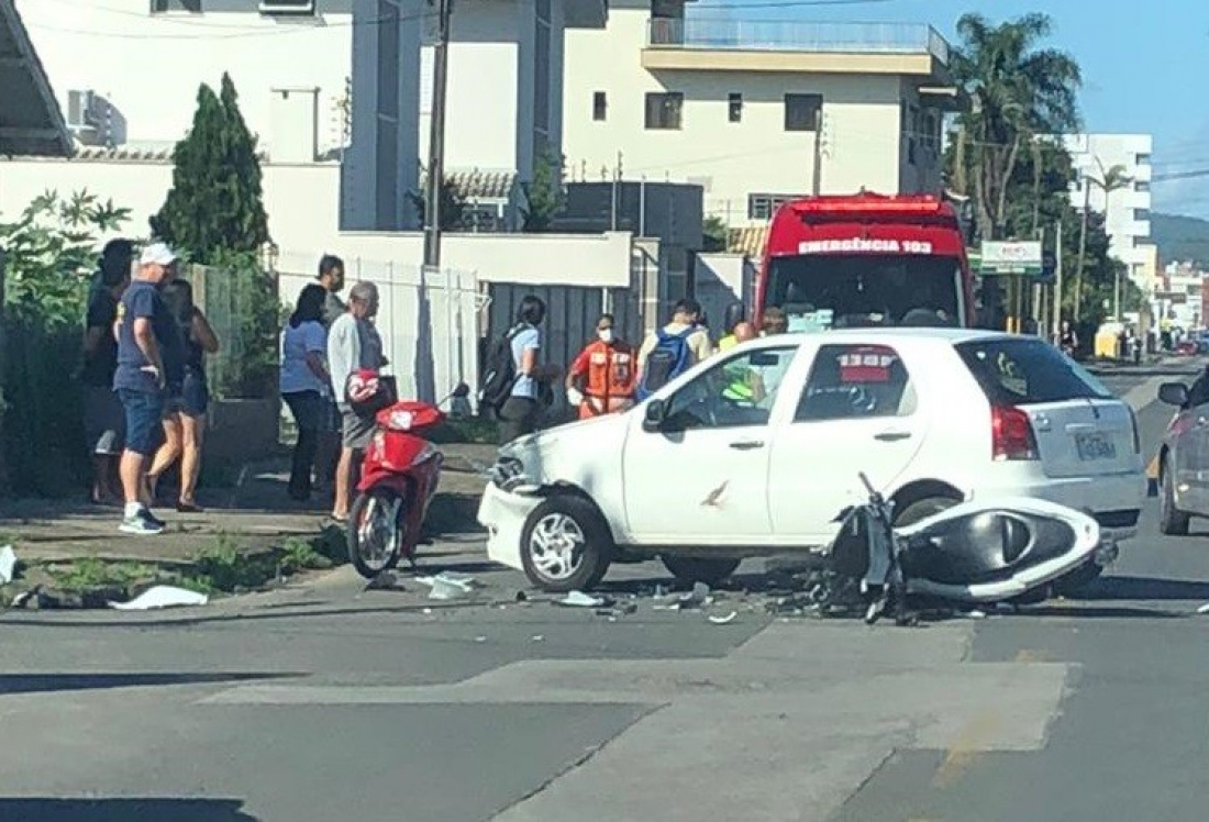 Acidente entre carro e motocicleta deixa uma pessoa ferida em Tubarão