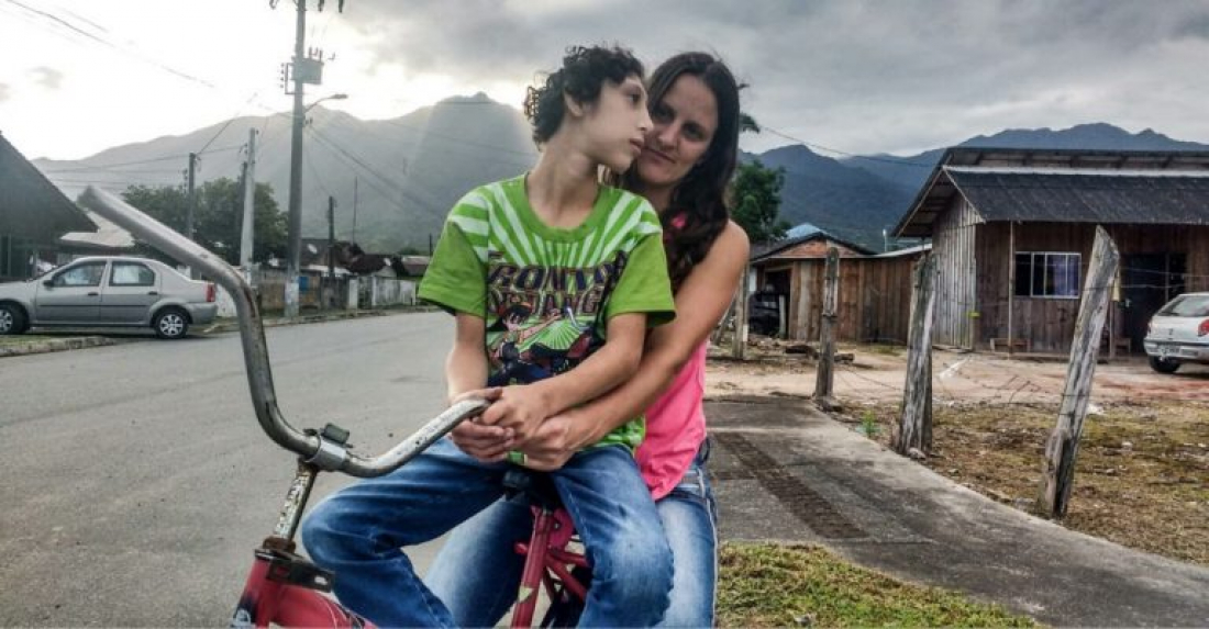 Amor: mãe pedala mais de cinco horas todos os dias para acalmar filho autista em SC