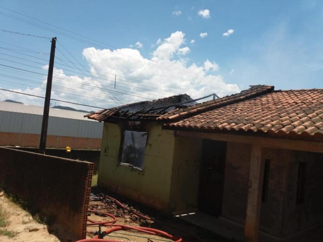 Residência é atingida por incêndio em Braço do Norte
