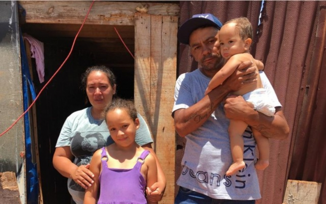 Pelo País:  Criança que mora em casa de lona e madeira pede ajuda para a família no Natal: 'Entra chuva'