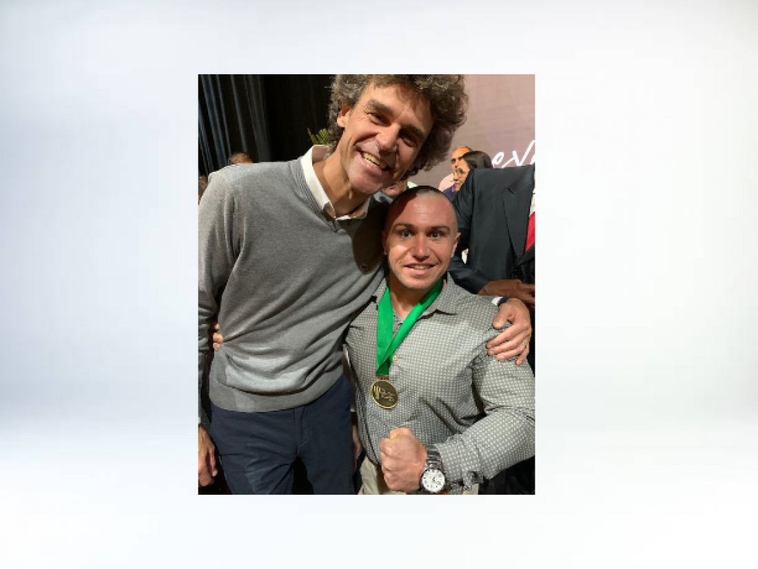 Paratleta Zico de Capivari de Baixo recebe Troféu Guga Kuerten de Excelência no Esporte