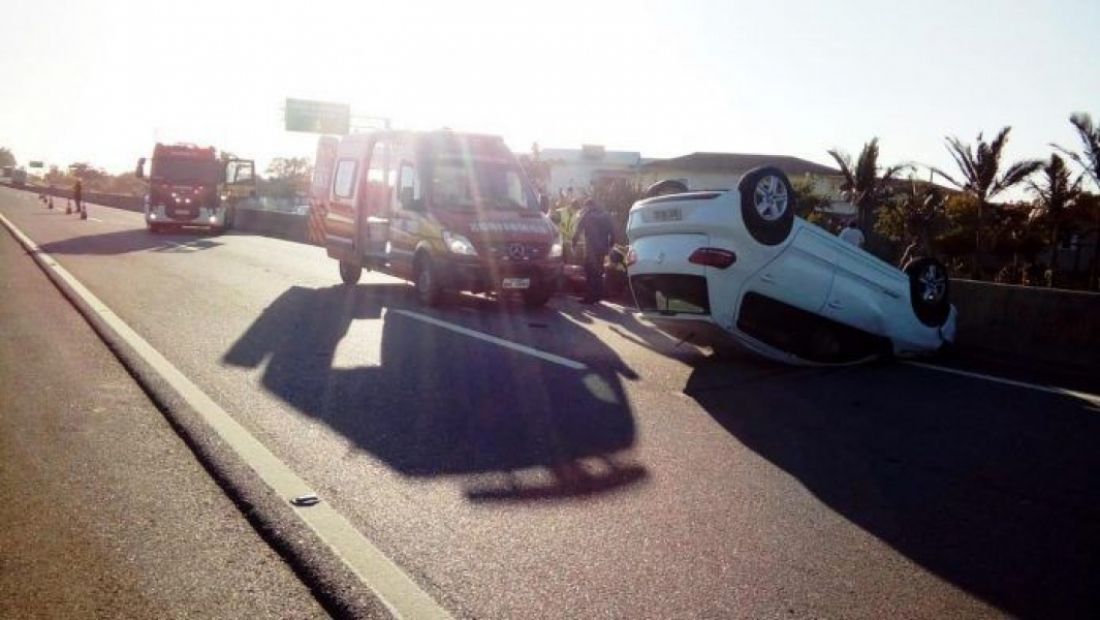 Capotamento deixa motorista ferido na BR-101 em Laguna