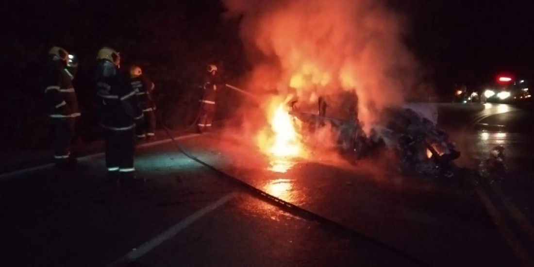 Carro pega fogo em Criciúma