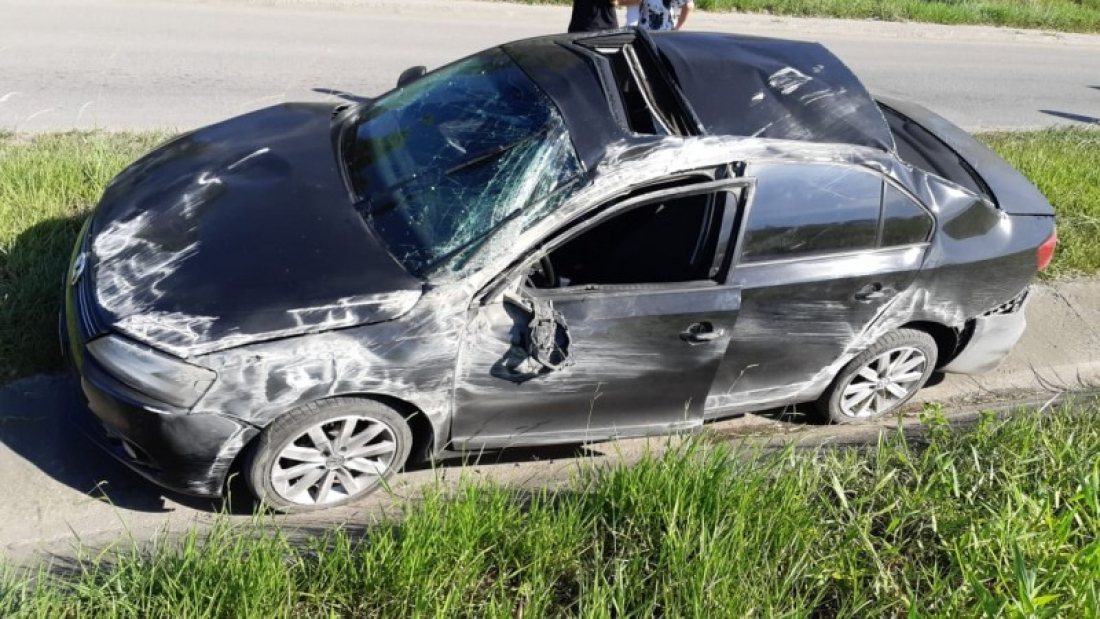 Veículo capota na BR-101 em Capivari de Baixo