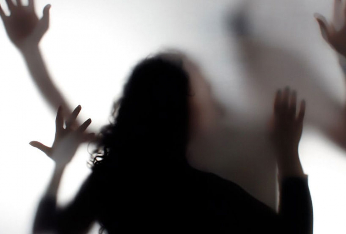 Mulher é conduzida à delegacia após agredir a filha com socos e arranhões em Tubarão