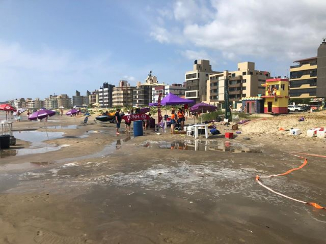 Ressaca no Mar Grosso assusta banhistas: 'Pareceu um mini tsunami'