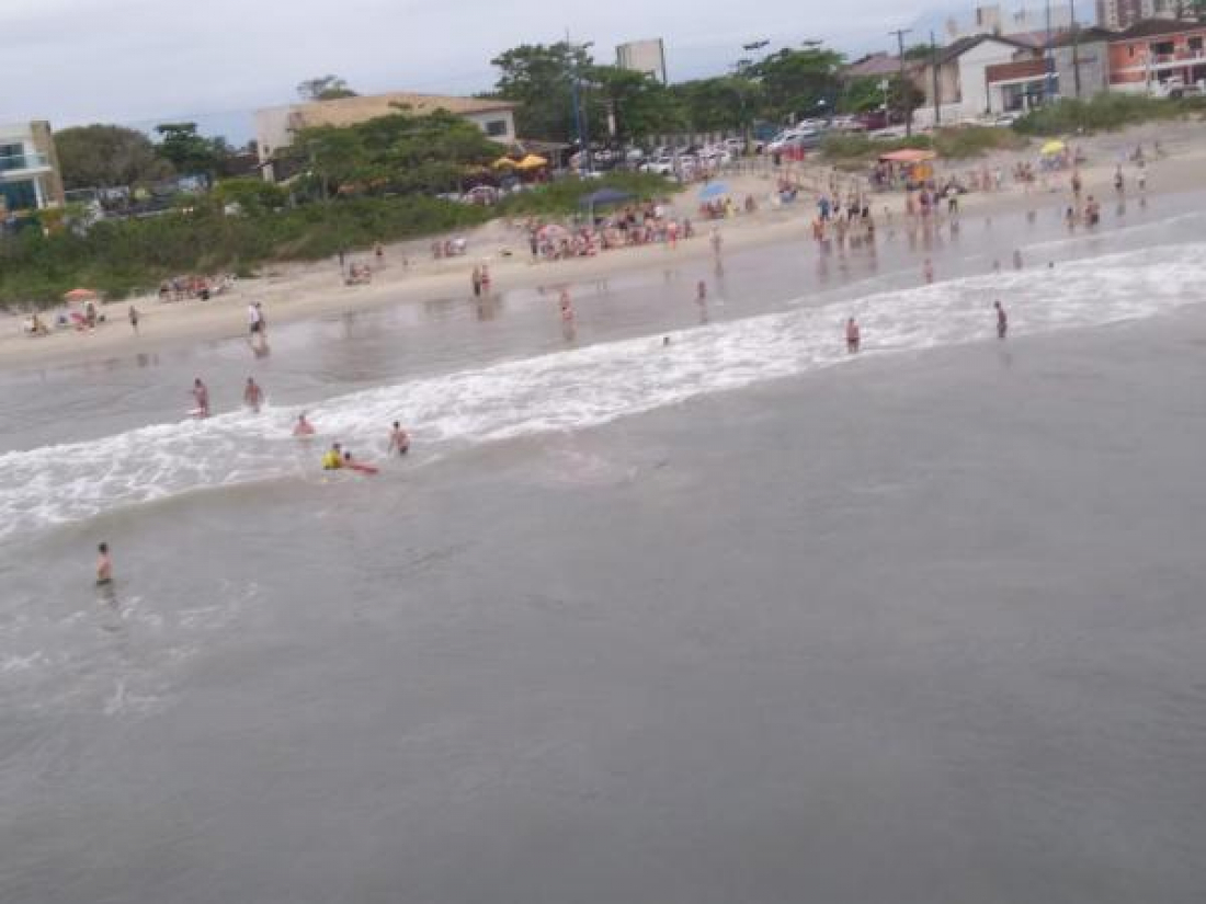 Em SC: Policial se joga de helicóptero no mar ao flagrar criança se afogando