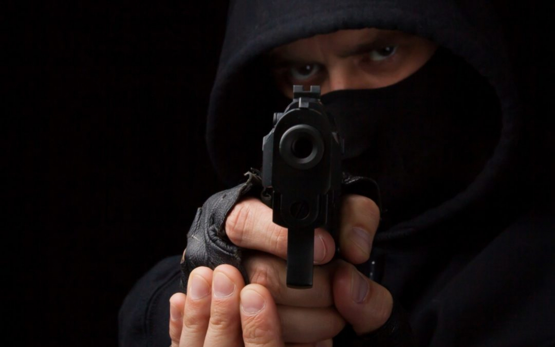 Armados, bandidos assaltam pescadores em ponte de Laguna