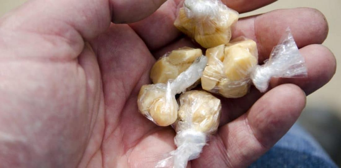 Traficante é flagrado tentando engolir pedras de crack e é preso em Tubarão