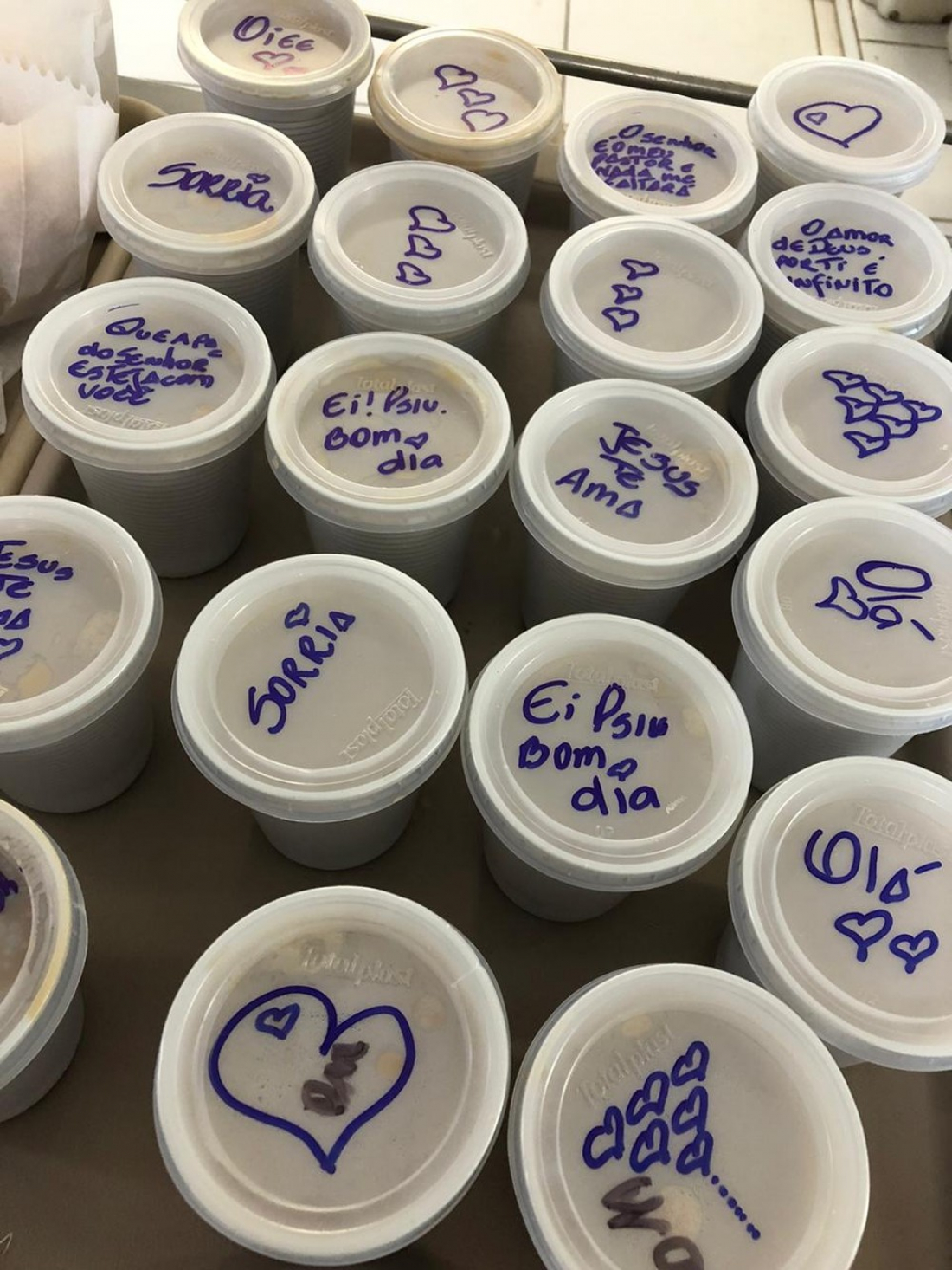 No país: hospital viraliza ao servir marmitas com mensagens motivacionais 