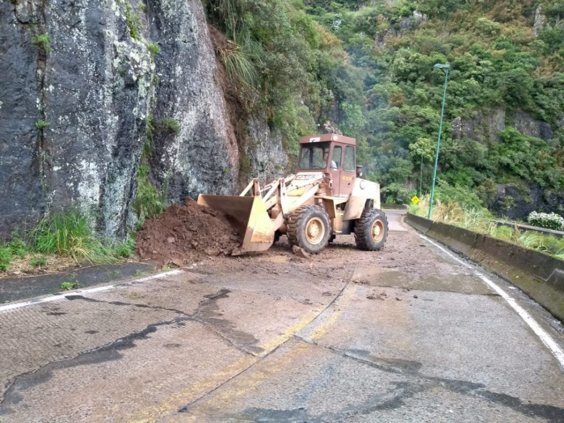 Trânsito é liberado na Serra do Rio do Rastro após queda de barreira