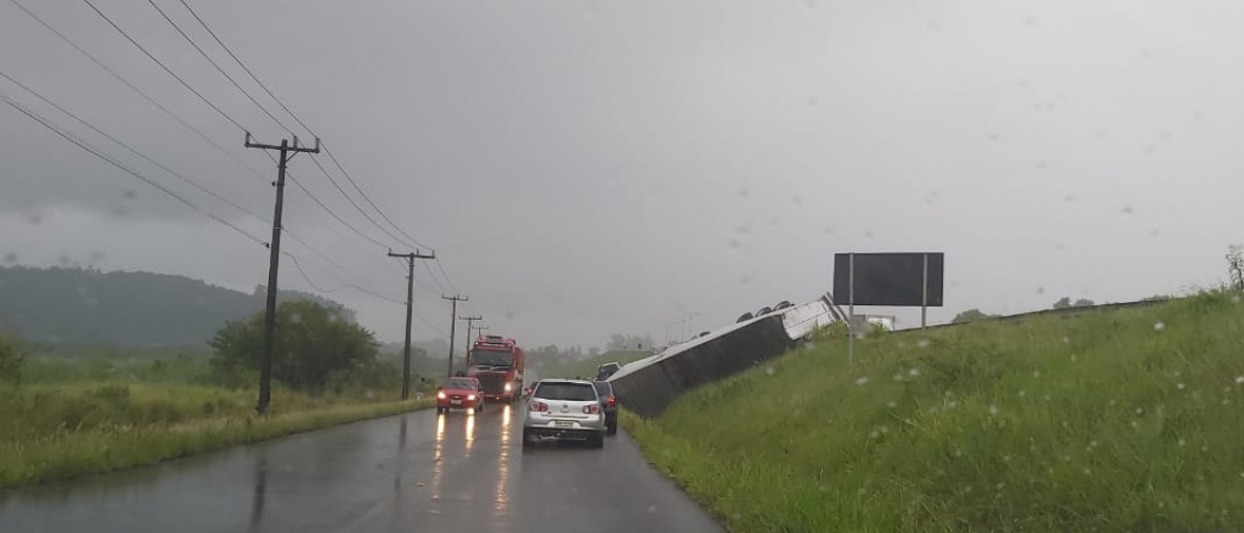 Carro e caminhão saem da pista e caem na marginal da BR-101 em Morro da Fumaça