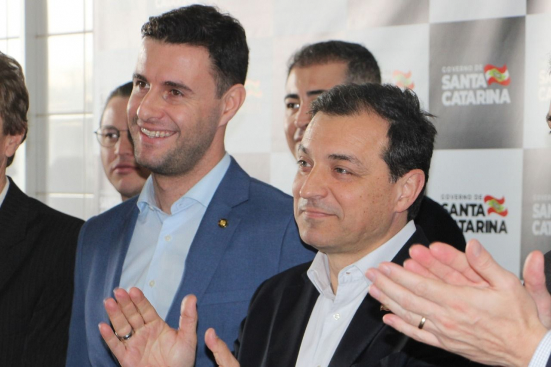 Felipe Estevão adota tom de oposição e critica governo estadual, que rebate afirmações