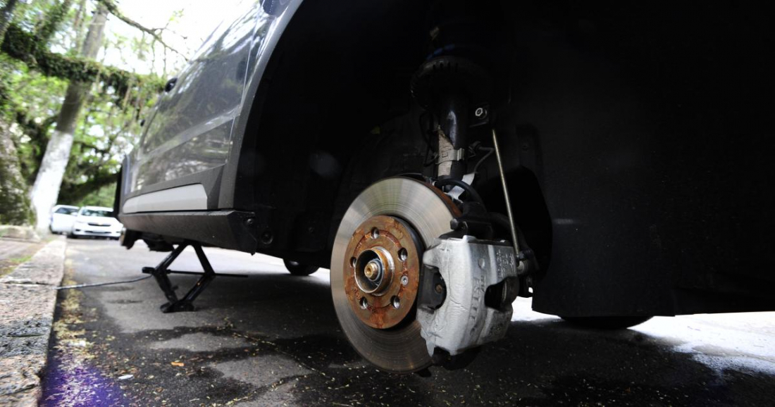 Rodas de carro são furtadas enquanto proprietário estava na igreja em Tubarão