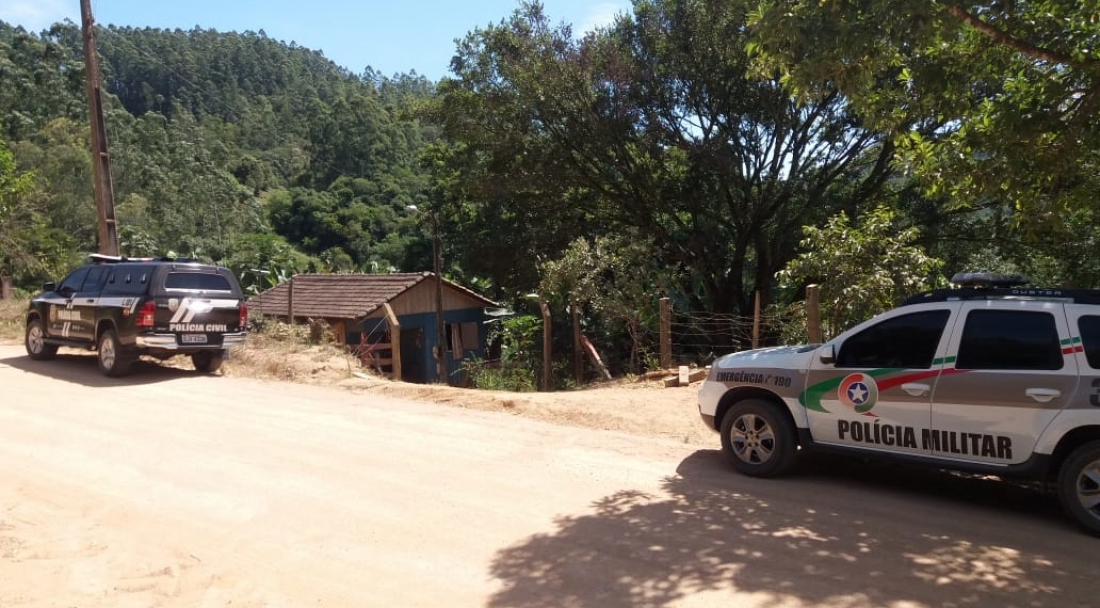 Homens invadem casa, matam morador e deixam uma mulher ferida no interior de Orleans