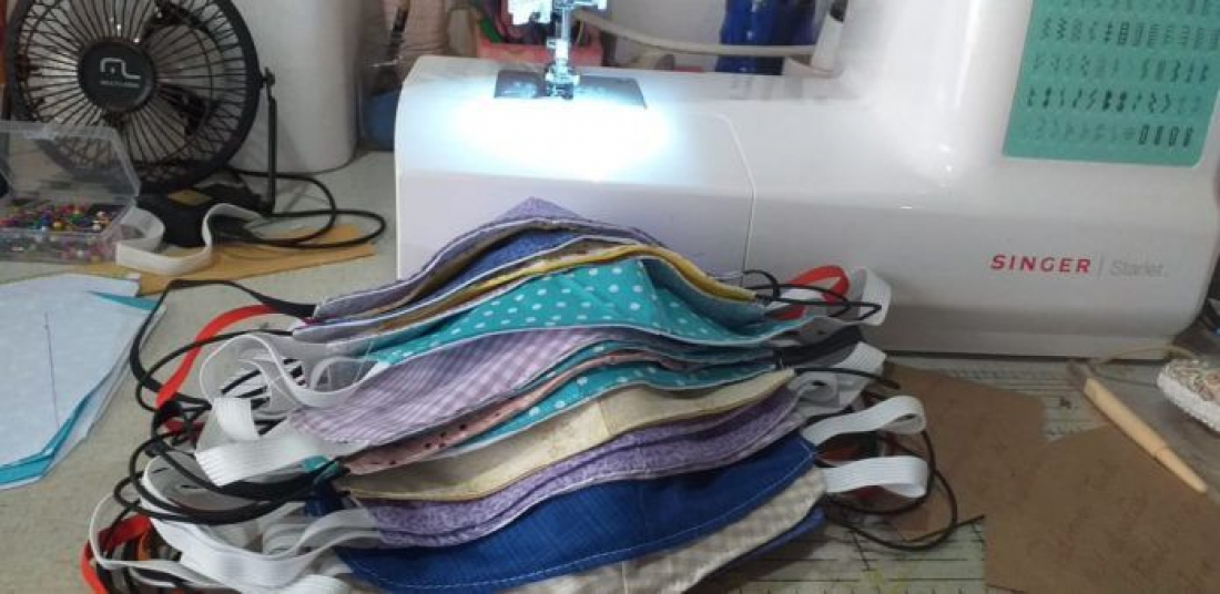 Artesãs de Laguna confeccionam máscaras para doações
