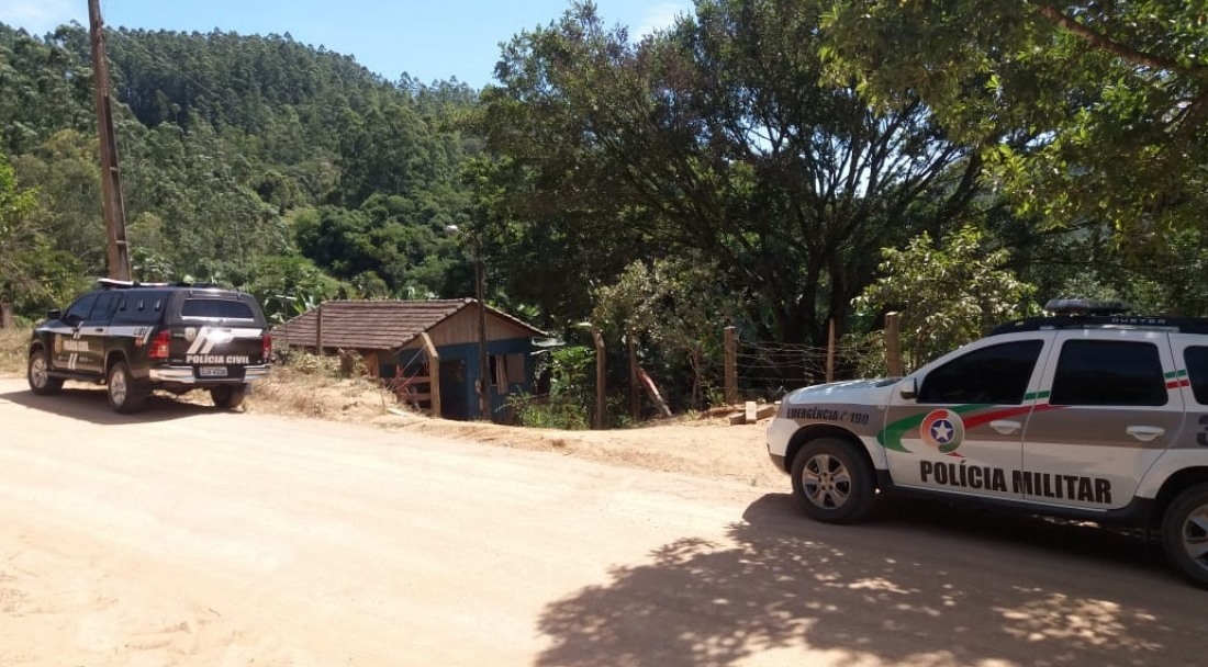 Homem é assassinado com espada no interior de Orleans