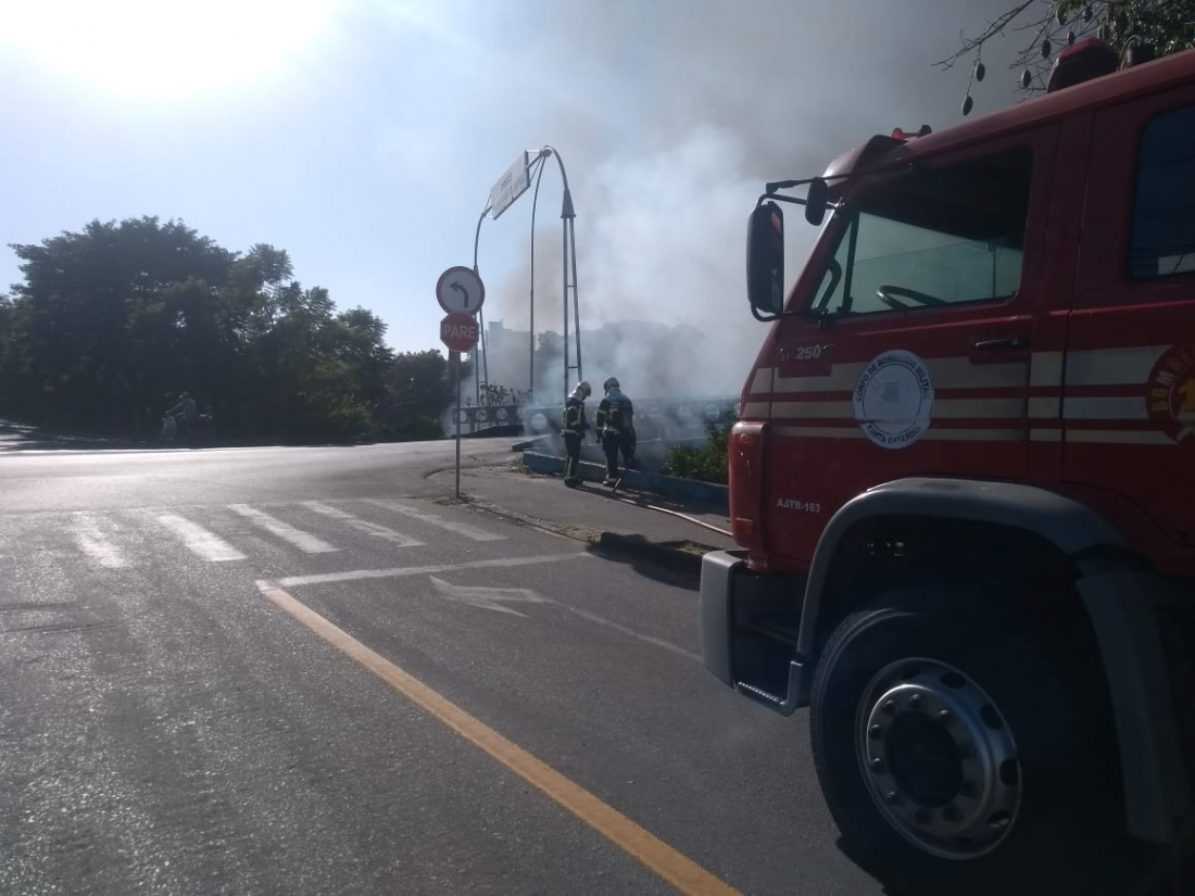 Fiações são danificadas por incêndio embaixo de ponte no Centro de Tubarão
