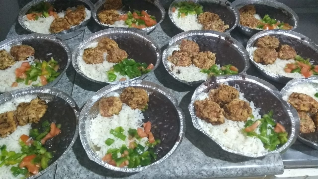 Projeto 'Fome Não Espera' ajuda moradores de rua de Tubarão com roupas e marmitas