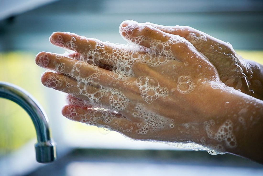 Anvisa publica lista com produtos que podem substituir o álcool 70%