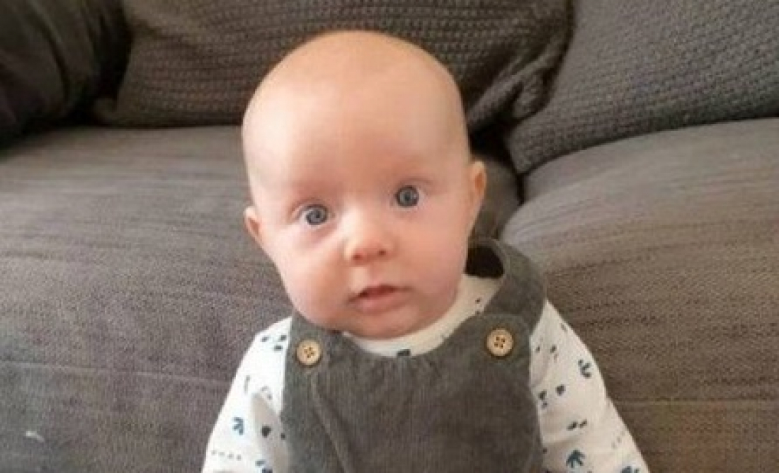 Internacional: Bebê surpreende pais ao ficar em pé com apenas oito semanas de vida