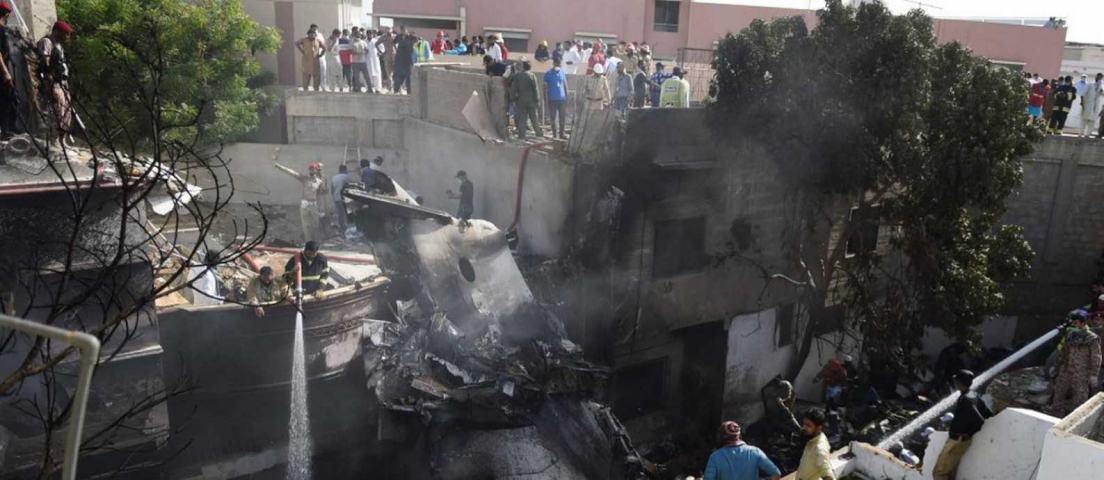 Internacional: avião cai em área residencial do Paquistão com mais de 100 pessoas a bordo