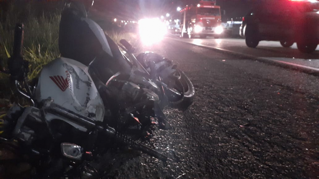 Grave acidente envolvendo carro e moto é registrado na entrada de Laguna