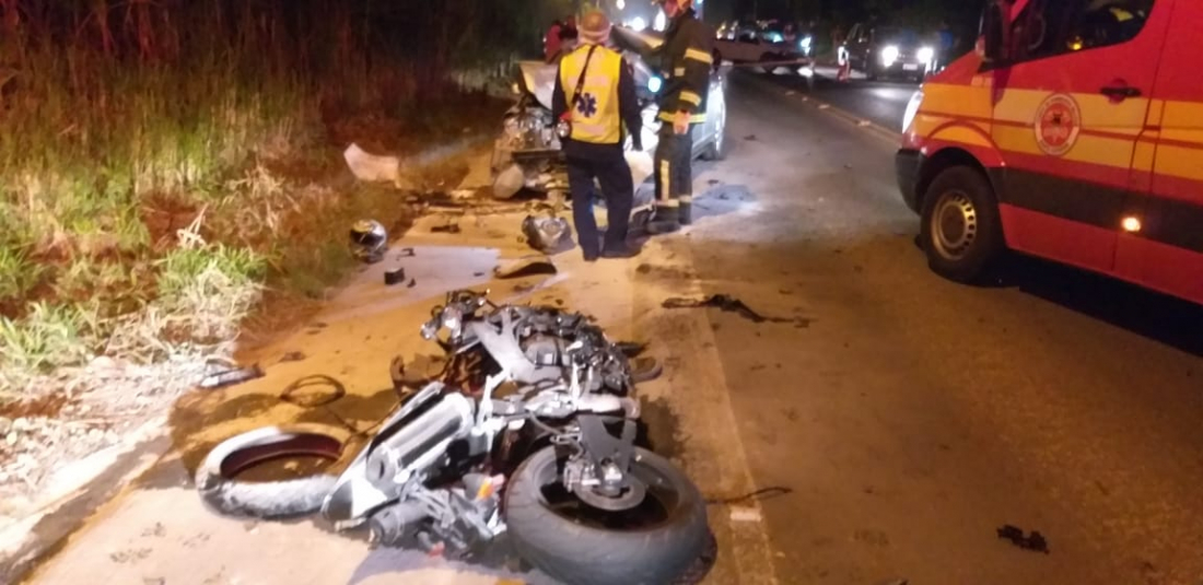 Ocorrência em andamento: acidente entre carro e moto deixa um morto e