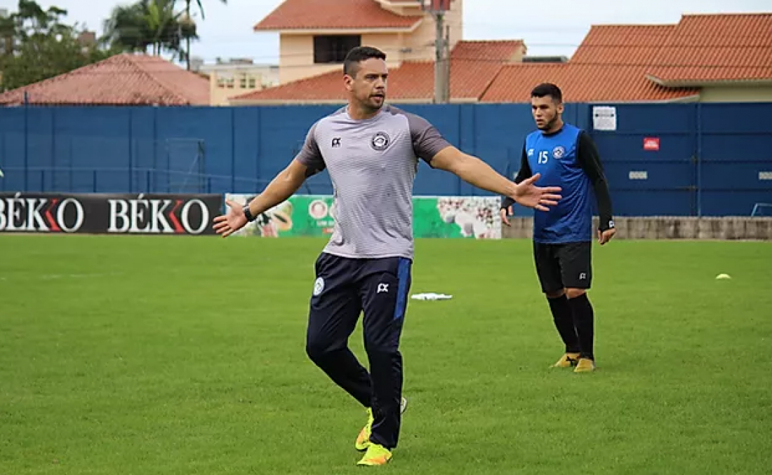 Com reuniões semanais, Samir Chedid explica como tem sido o trabalho para manutenção física no C. A. Tubarão