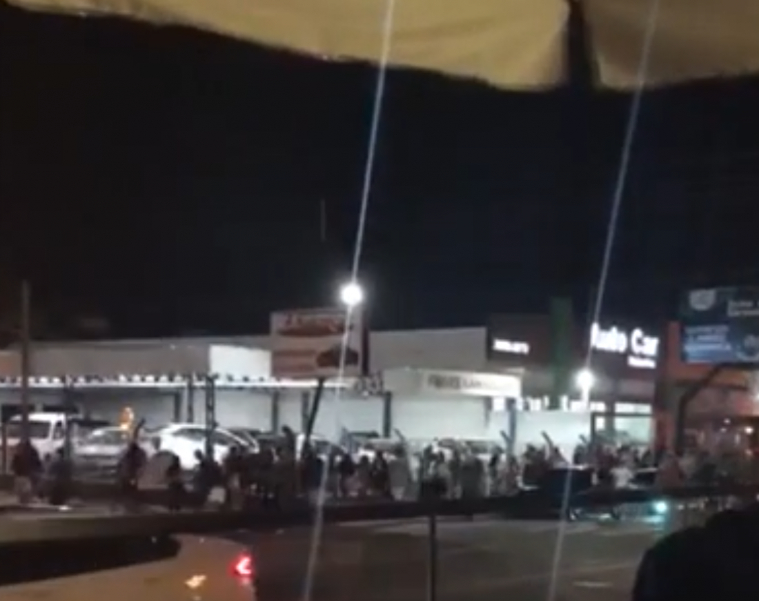  Aglomeração com mais de 150 pessoas é dispersada pela PM em conveniência de Tubarão