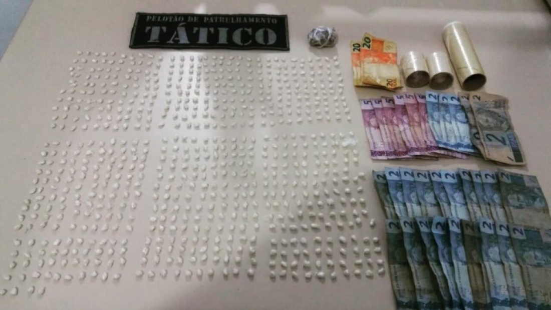 Casal é preso em flagrante embalando mais de 700 pedras de crack em Tubarão