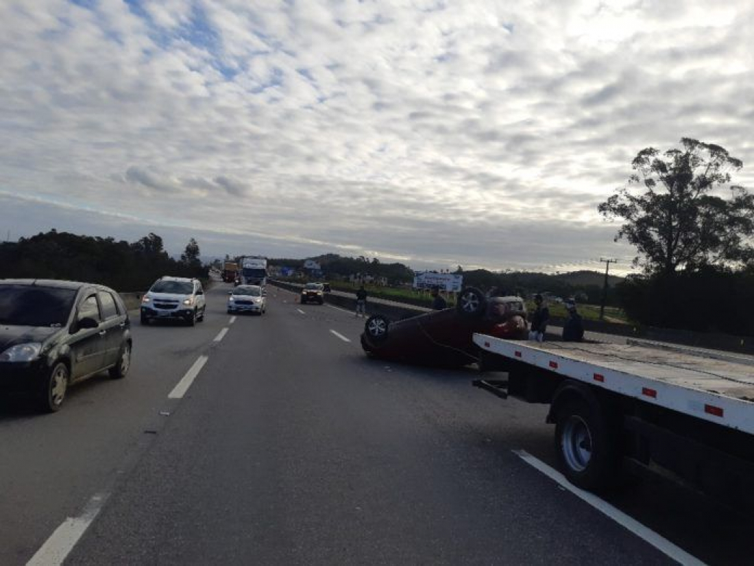 Passageiros de carro saem ilesos de capotamento em Pescaria Brava