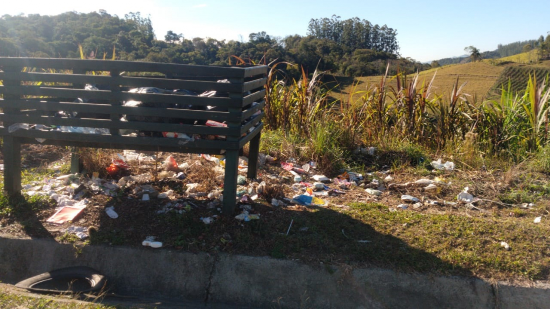 Descarte errado do lixo revolta pessoas que contribuem com a limpeza de São Ludgero