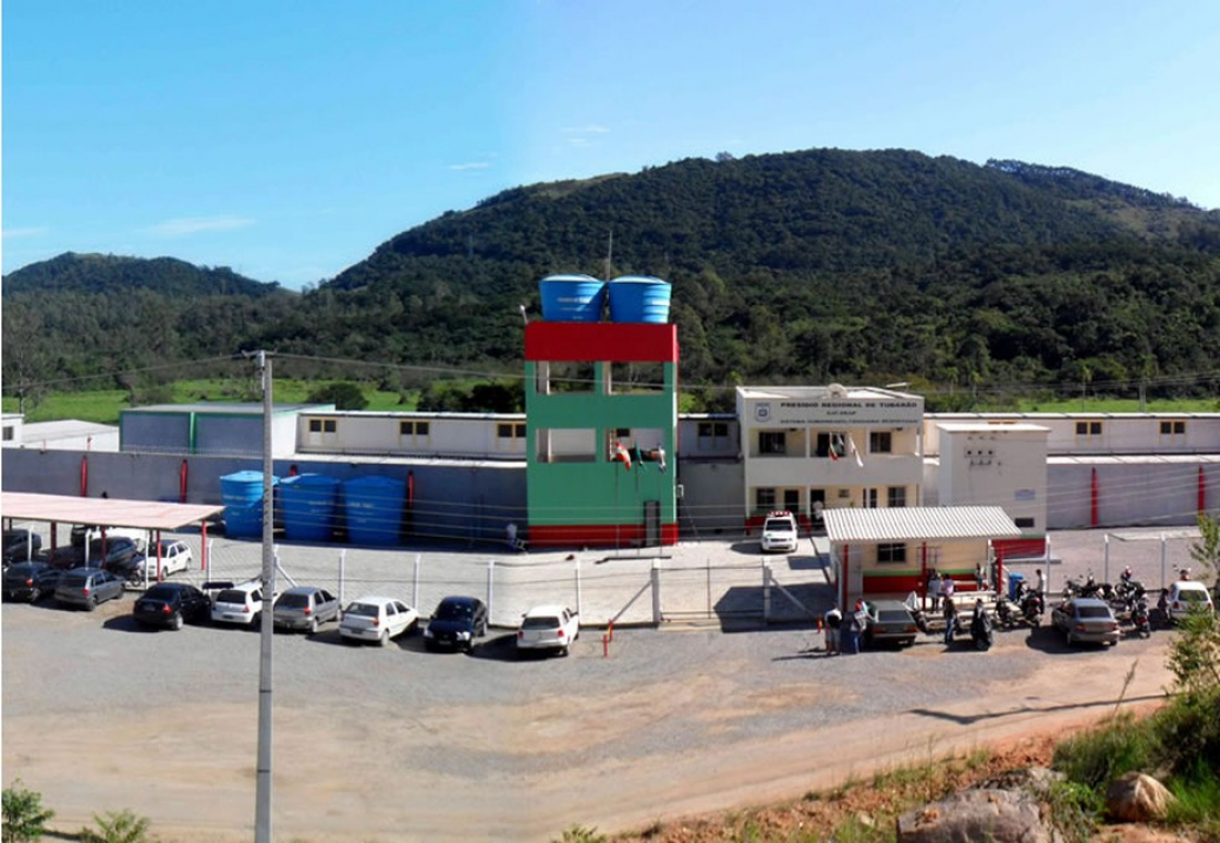 Quatro detentos arrombam cela e fogem do Presídio Regional de Tubarão