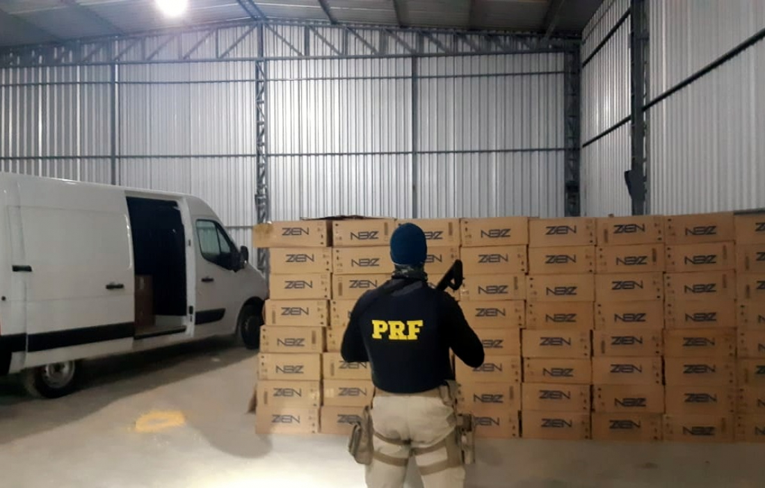 Depósito com 320 mil maços de cigarros contrabandeados é descoberto pela PRF
