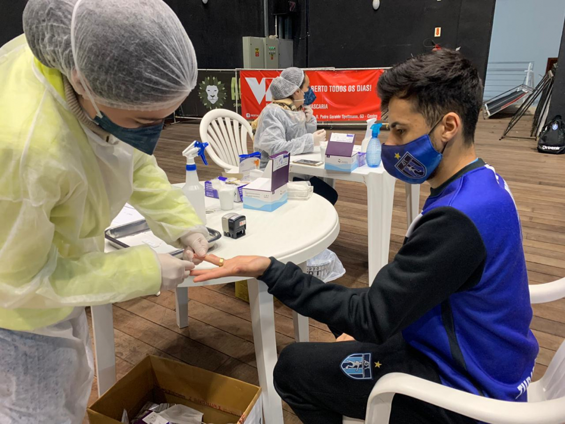 Dois atletas do Tubarão Futsal testam positivo para Covid-19