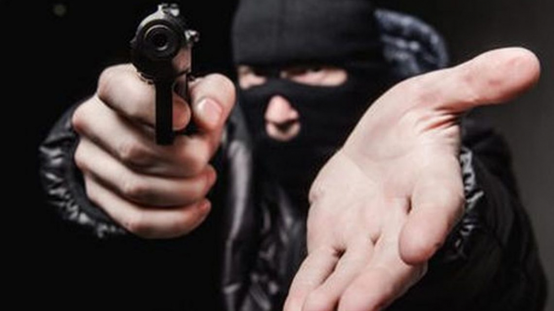 Homem armado assalta estabelecimento comercial em Tubarão