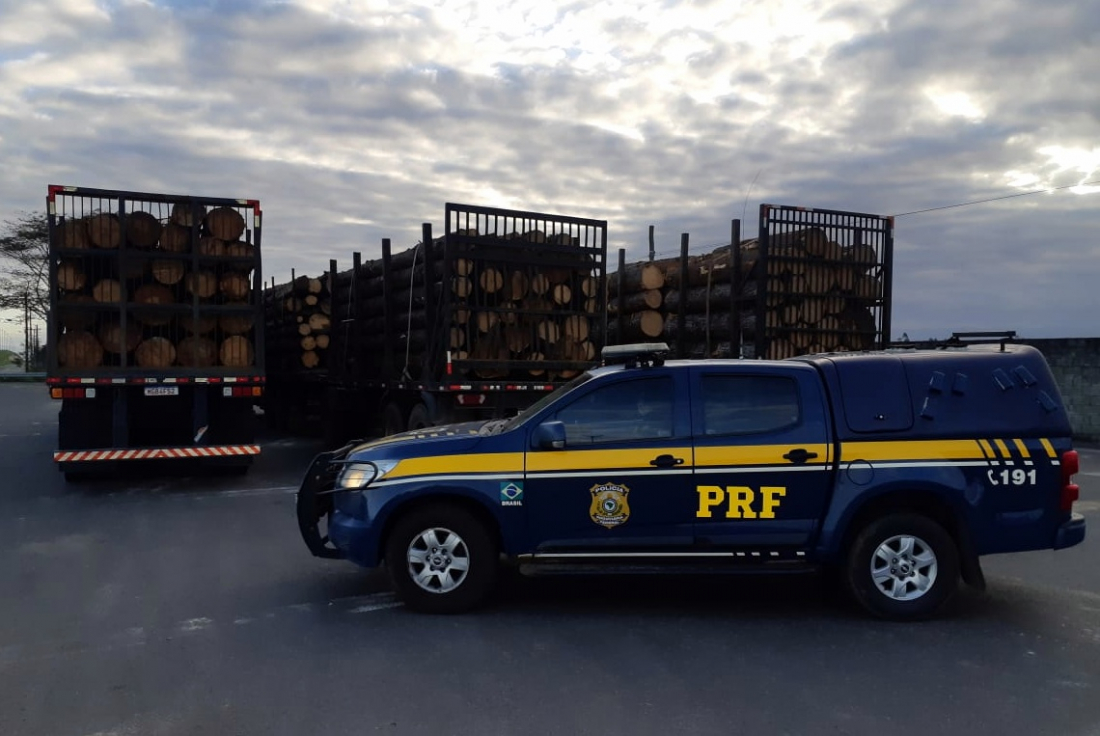 PRF flagra quase 25 toneladas de excesso de peso em três carretas na BR-101, em Araranguá