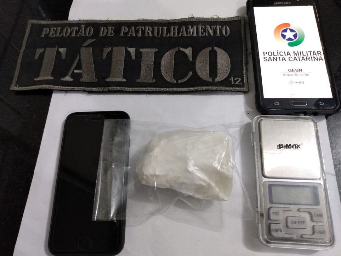 Jovem de 24 anos é flagrado com torrão de cocaína em barreira policial, em Grão-Pará