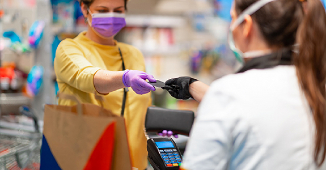 Casais são notificados pela PM ao desrespeitar normas do decreto em supermercado de Tubarão