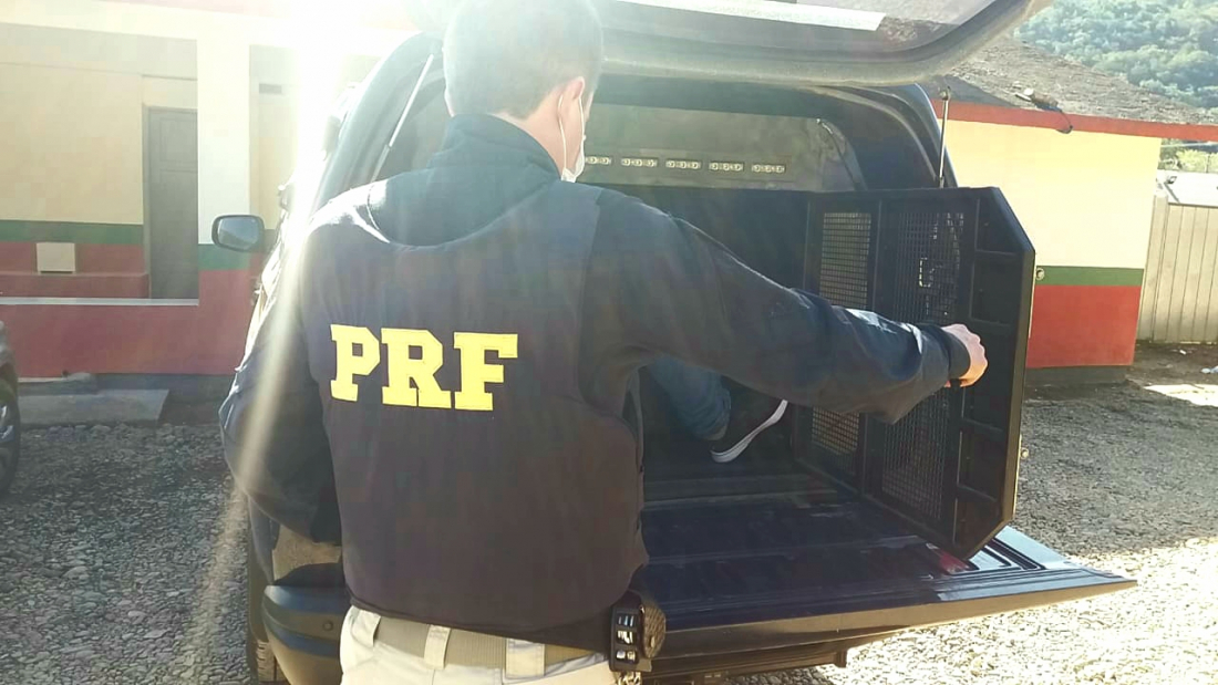 PRF prende motorista com mandado de prisão aberto em Tubarão, na BR-101