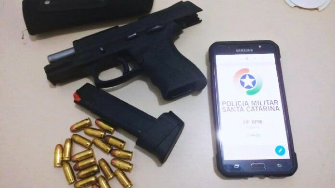 Homem é detido com arma e munições dentro de mochila, em Laguna