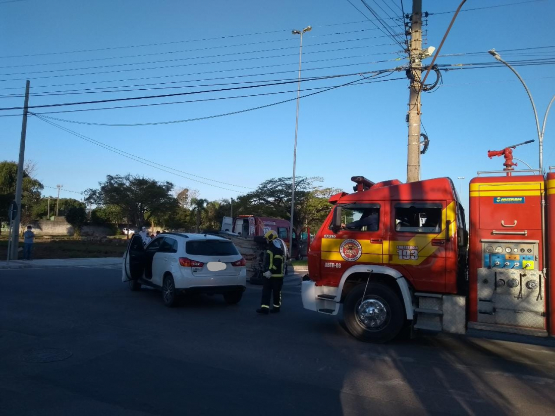 Carros colidem e um capota na Vila Moema, em Tubarão