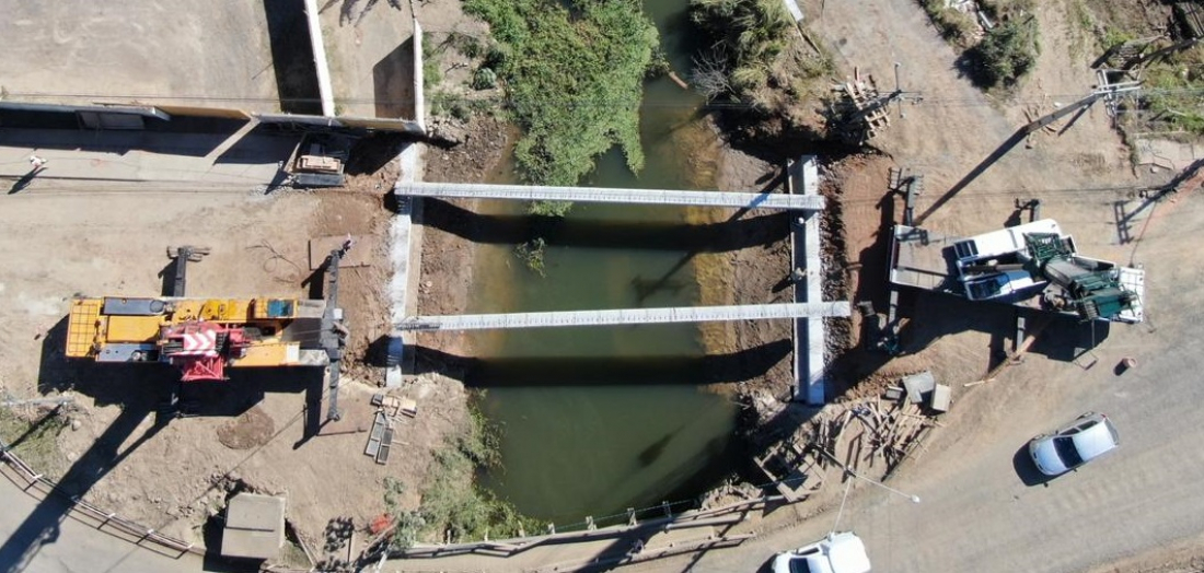 Com colocação das vigas, nova ponte sobre o Rio Corrêa, no Monte Castelo, ganha forma