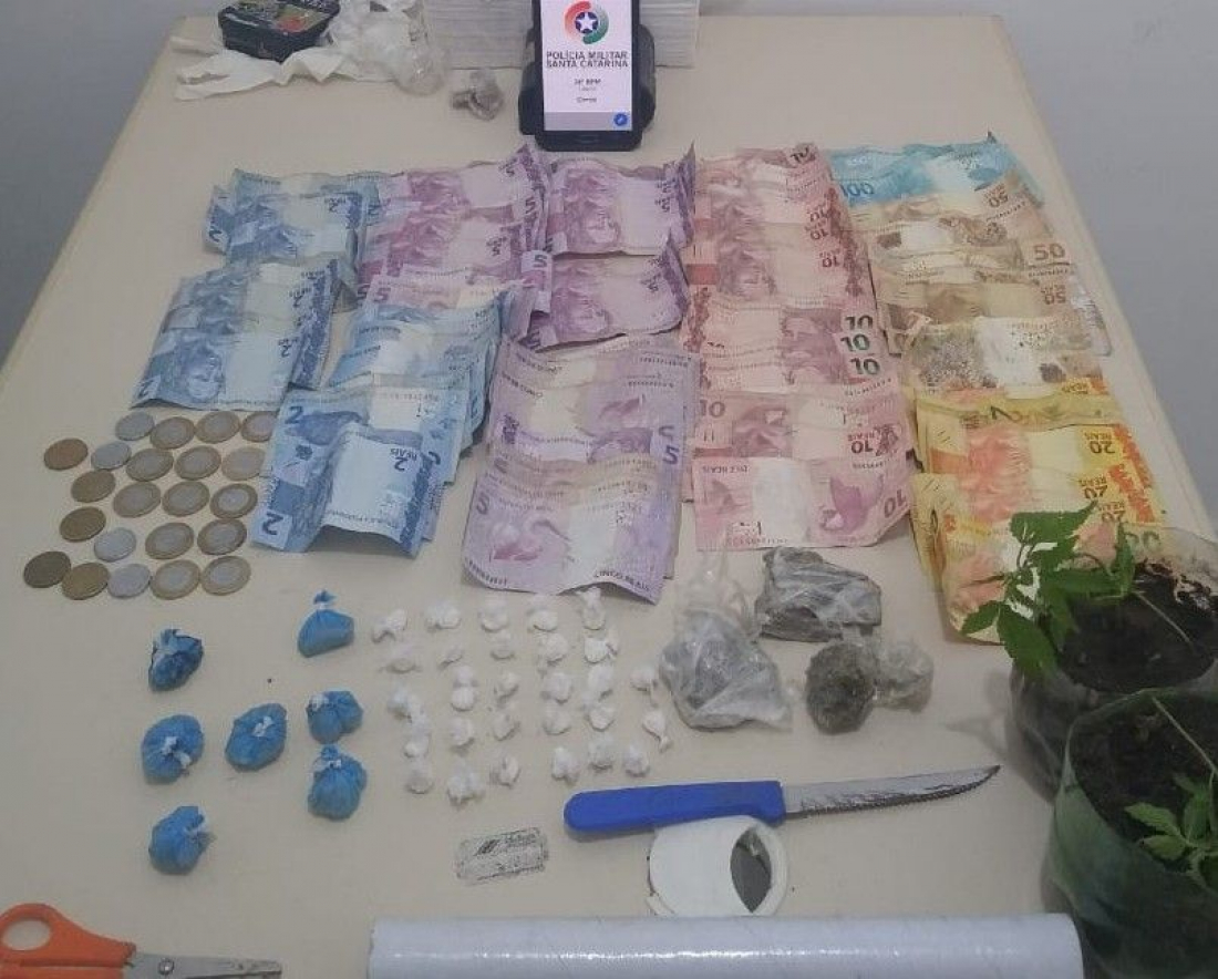  Pés de maconha, porções de crack, cocaína e outros objetos são apreendidos em casa abandonada, em Laguna